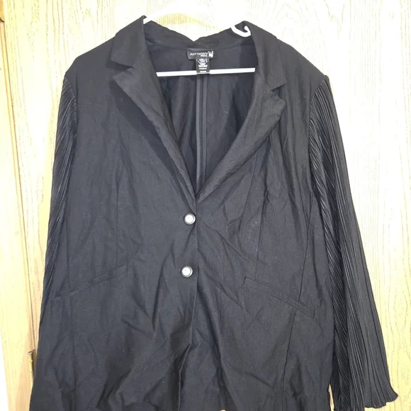 Elegant Black Blazer with Pleated Sleeves - Picture 1 of 7
